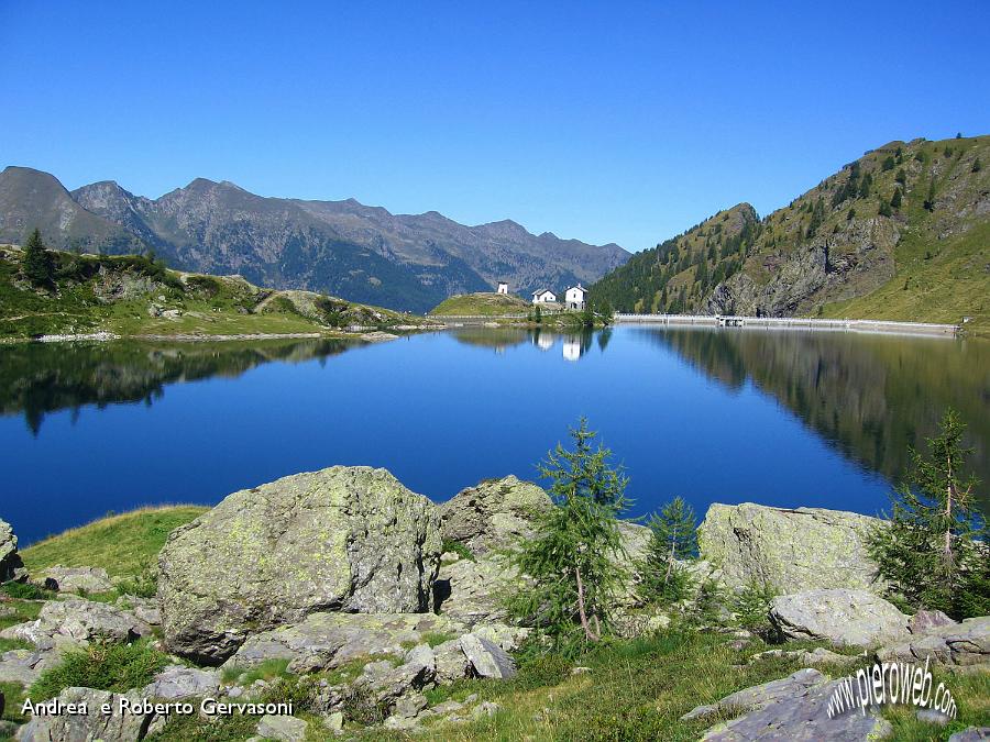 01 riflessi sul Lago Pescegallo.JPG